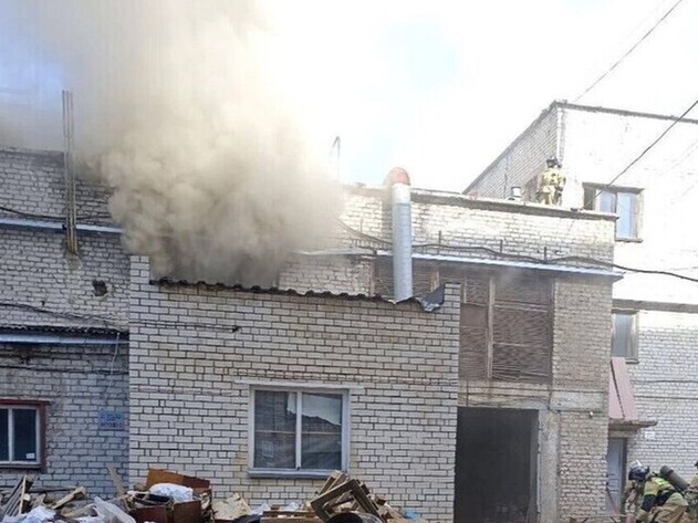Огонь охватил заброшенный четырёхэтажный дом на Витрука в Воронеже
