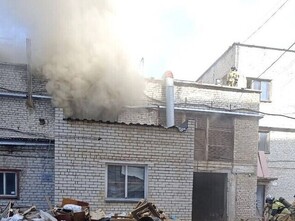 Огонь охватил заброшенный четырёхэтажный дом на Витрука в Воронеже